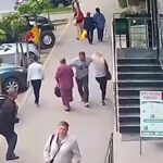 رفتار عجیب یک مرد در پیاده‌رو/ با مشت محکم به سینه دو زن می‌زند! (فیلم)