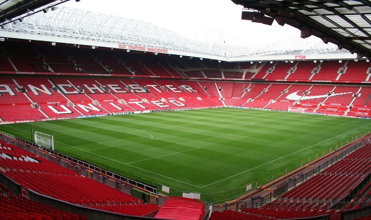 ورودی ورزشگاه منچستر یونایتد ، وقتی برای اولین بار به الدترافورد وارد می شوید (فیلم)