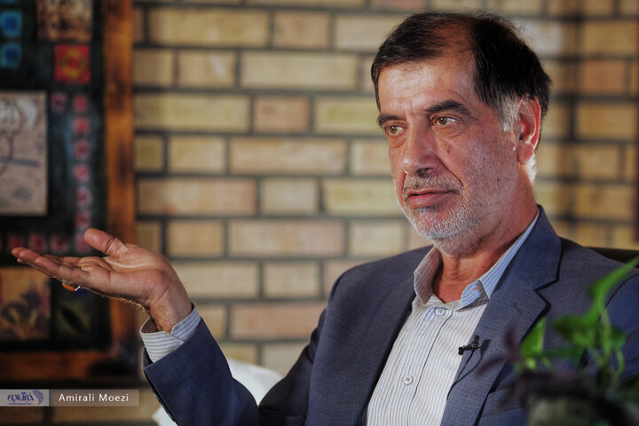 تصاویر | حرکات معنادار دستهای محمدرضا باهنر در حین یک مصاحبه چالشی؛ زبان بدن آقای سیاستمدار کافه خبر محمدرضا باهنر