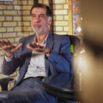تصاویر | حرکات معنادار دست‌های محمدرضا باهنر در حین یک مصاحبه چالشی؛ زبان بدن آقای سیاستمدار