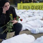 (تصاویر) ده‌ها جسد کفن‌پوش مقابل کاخ سفید به یاد قربانیان غزه