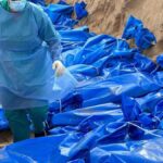 (تصاویر) دفن قربانیان جنگ غزه در گور دسته جمعی