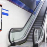 ببینید | حرکت خطرناک دیوانه‌وار دو جوان روسی روی پله برقی های مترو مسکو