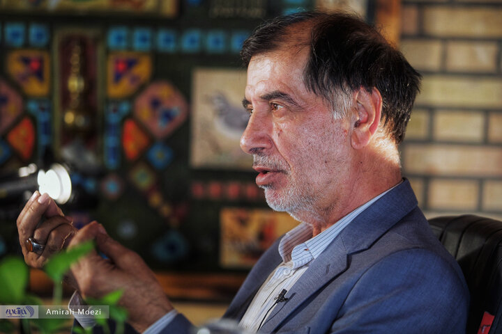 تصاویر | حرکات معنادار دستهای محمدرضا باهنر در حین یک مصاحبه چالشی؛ زبان بدن آقای سیاستمدار کافه خبر محمدرضا باهنر