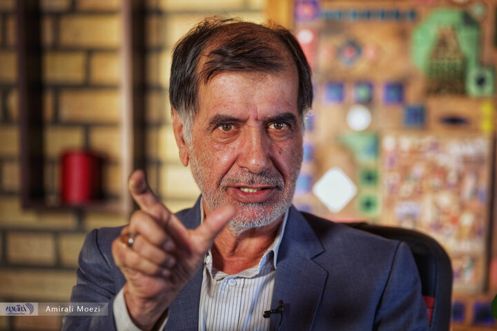 تصاویر | حرکات معنادار دستهای محمدرضا باهنر در حین یک مصاحبه چالشی؛ زبان بدن آقای سیاستمدار کافه خبر محمدرضا باهنر