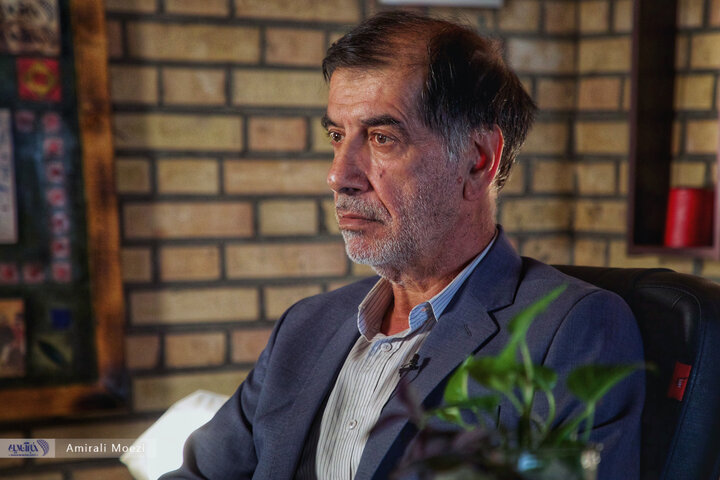 تصاویر | حرکات معنادار دستهای محمدرضا باهنر در حین یک مصاحبه چالشی؛ زبان بدن آقای سیاستمدار کافه خبر محمدرضا باهنر