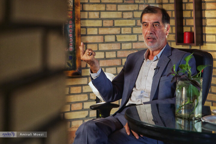 تصاویر | حرکات معنادار دستهای محمدرضا باهنر در حین یک مصاحبه چالشی؛ زبان بدن آقای سیاستمدار کافه خبر محمدرضا باهنر