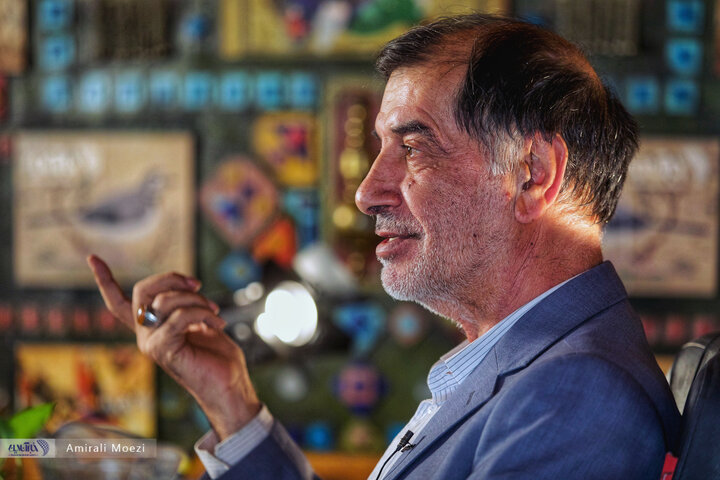 تصاویر | حرکات معنادار دستهای محمدرضا باهنر در حین یک مصاحبه چالشی؛ زبان بدن آقای سیاستمدار کافه خبر محمدرضا باهنر