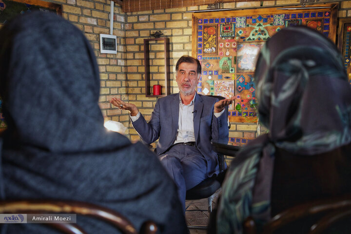 تصاویر | حرکات معنادار دستهای محمدرضا باهنر در حین یک مصاحبه چالشی؛ زبان بدن آقای سیاستمدار کافه خبر محمدرضا باهنر