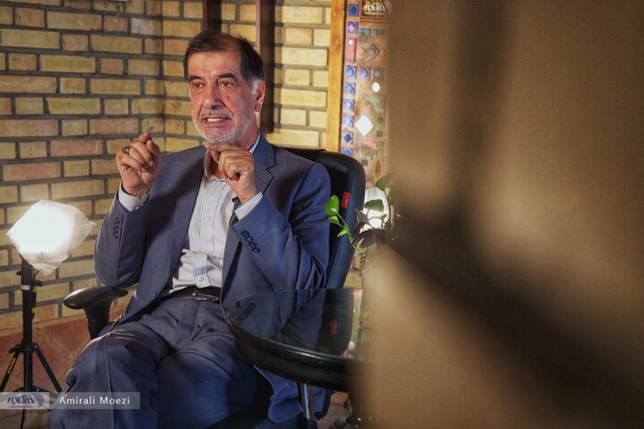 تصاویر | حرکات معنادار دستهای محمدرضا باهنر در حین یک مصاحبه چالشی؛ زبان بدن آقای سیاستمدار کافه خبر محمدرضا باهنر