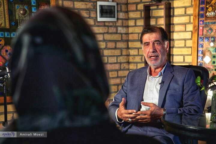 تصاویر | حرکات معنادار دستهای محمدرضا باهنر در حین یک مصاحبه چالشی؛ زبان بدن آقای سیاستمدار کافه خبر محمدرضا باهنر