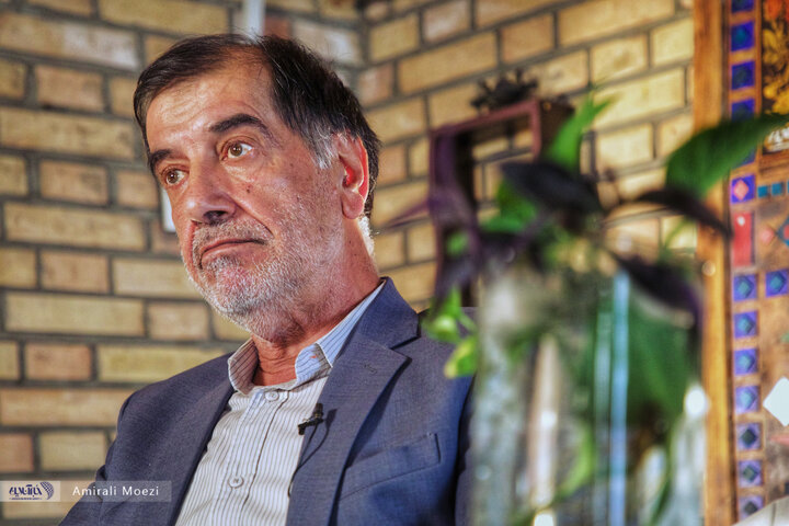 تصاویر | حرکات معنادار دستهای محمدرضا باهنر در حین یک مصاحبه چالشی؛ زبان بدن آقای سیاستمدار کافه خبر محمدرضا باهنر