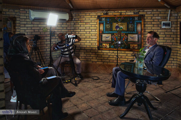 تصاویر | حرکات معنادار دستهای محمدرضا باهنر در حین یک مصاحبه چالشی؛ زبان بدن آقای سیاستمدار کافه خبر محمدرضا باهنر