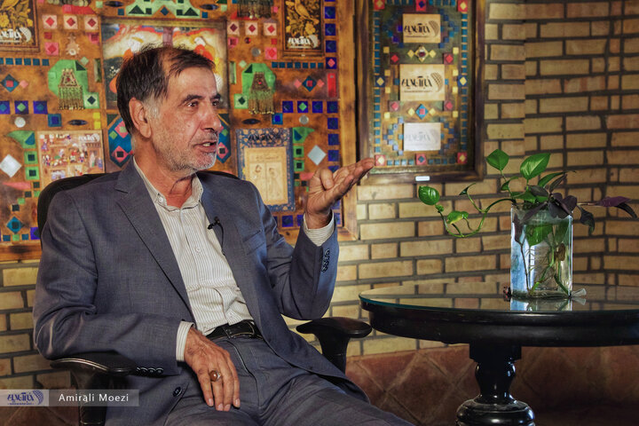 تصاویر | حرکات معنادار دستهای محمدرضا باهنر در حین یک مصاحبه چالشی؛ زبان بدن آقای سیاستمدار کافه خبر محمدرضا باهنر