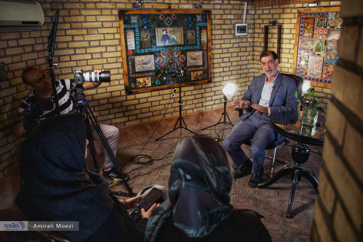 تصاویر | حرکات معنادار دستهای محمدرضا باهنر در حین یک مصاحبه چالشی؛ زبان بدن آقای سیاستمدار کافه خبر محمدرضا باهنر