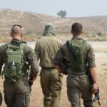 ببینید | خشونت باورنکردنی سربازان صهیونیستی با مرد فلسطینی که به کمک یک زن رفته بود