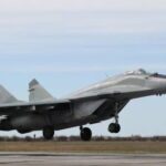 ببینید | تصاویر عجیب از انتقال یک جنگنده روسی از وسط خیابانی در مسکو