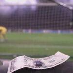 ببینید | بارش دلار روی سر بازیکن خائن در لیگ قهرمانان اروپا