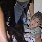 ببینید | تصویری دردناک از بیرون کشیدن کودکان فلسطینی از زیر آوار