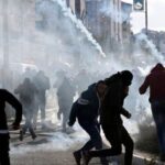 ببینید | استفاده سربازان اسرائیلی از یک زندانی فلسطینی به عنوان سپر انسانی!