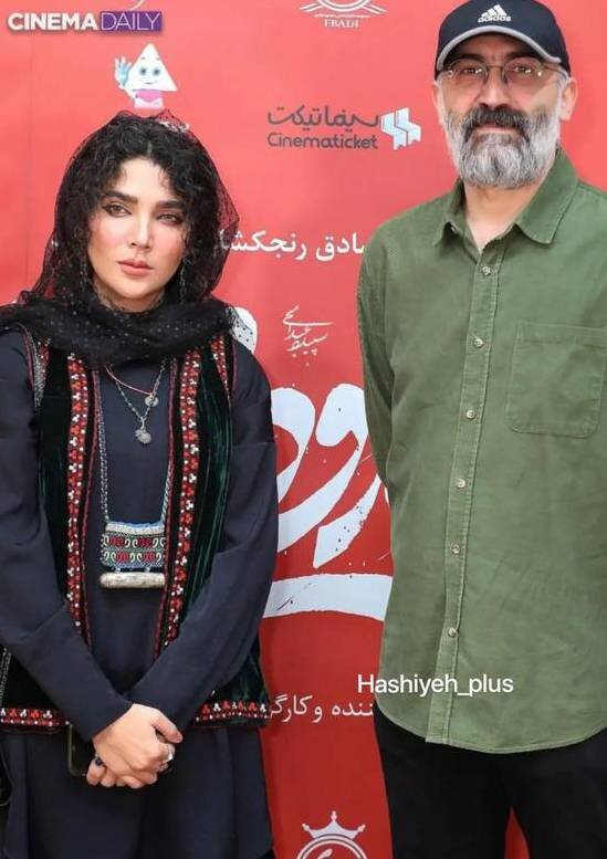 عکس | لباس نیمه‌سنتی خانم بازیگر در فرش قرمز فیلم منوچهر هادی؛ ریش‌های بلند و هادی حجازی‌فر با کلاه آفتابی