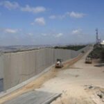 عکس | نصب دیوارهای بتنی در شهرک‌های اسرائیلی در مرز لبنان