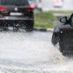 ببینید | لحظه متلاشی شدن خودروی سواری بعد از تصادف هولناک با کامیون در هوای بارانی