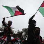 ببینید | تصاویر عجیب از عربستان؛ بازداشت یک زائر زن را به خاطر پرچم فلسطین!