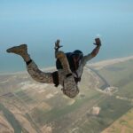 ببینید | لحظات جذاب و نفسگیر پرش تکاوران نزاجا از بالگرد