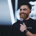 عکس | استایل و ژست عجیب معین زندی با کسپول آتش نشانی