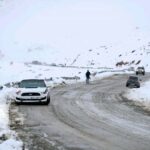 ببینید |‌ بارش برف در جاده چالوس ماشین‌ها را زمین‌گیر کرد