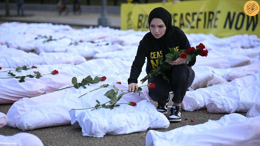 (تصاویر) ده‌ها جسد کفن‌پوش مقابل کاخ سفید به یاد قربانیان غزه