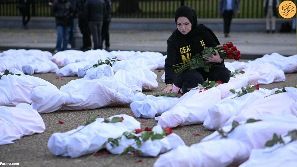 (تصاویر) ده‌ها جسد کفن‌پوش مقابل کاخ سفید به یاد قربانیان غزه