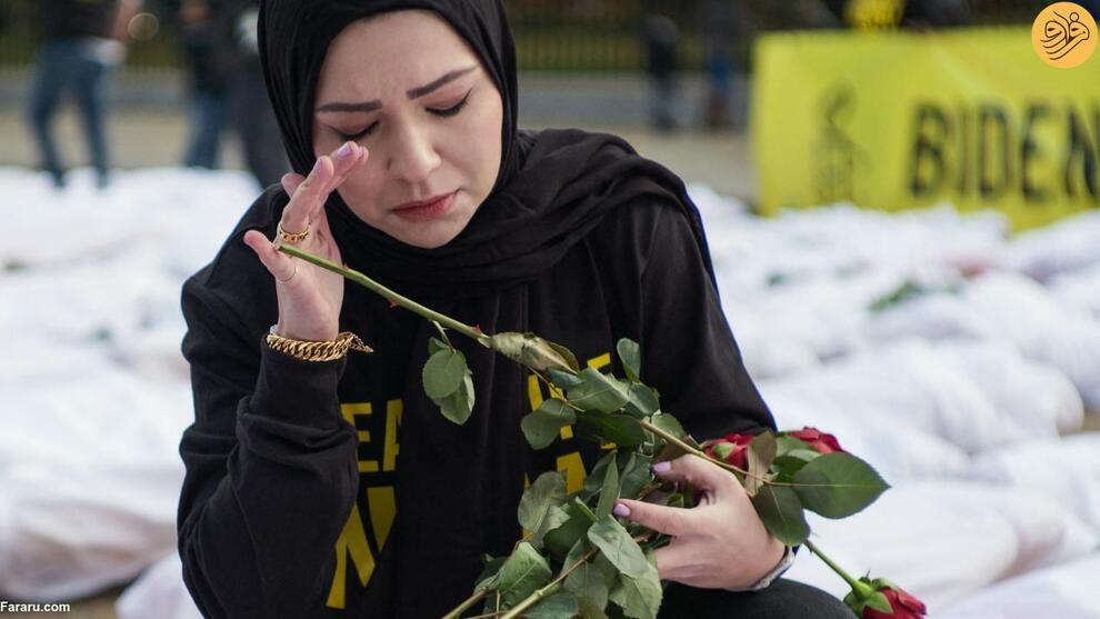 (تصاویر) ده‌ها جسد کفن‌پوش مقابل کاخ سفید به یاد قربانیان غزه