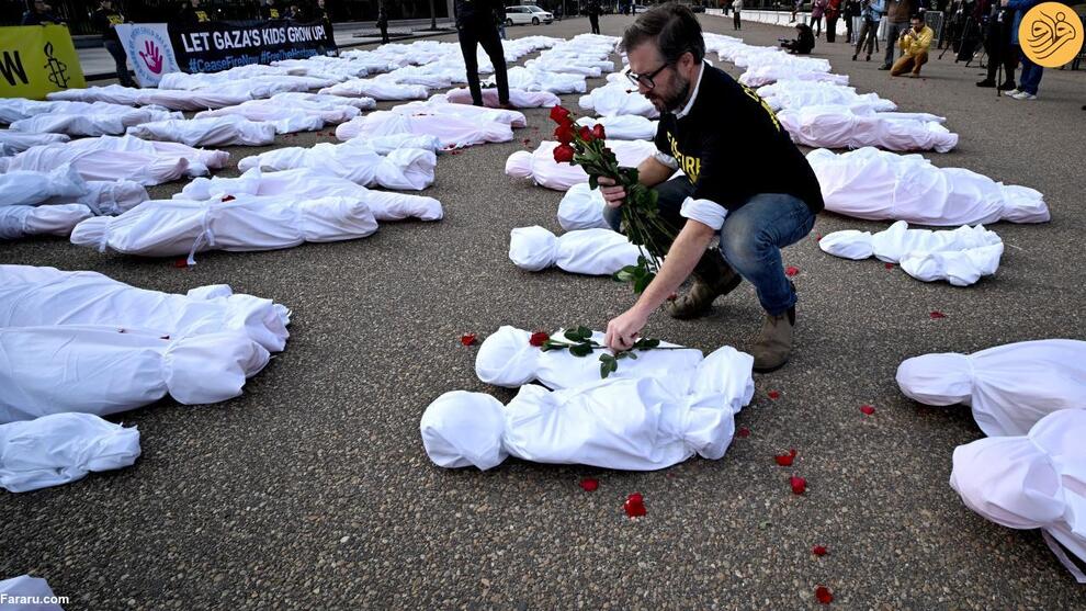 (تصاویر) ده‌ها جسد کفن‌پوش مقابل کاخ سفید به یاد قربانیان غزه