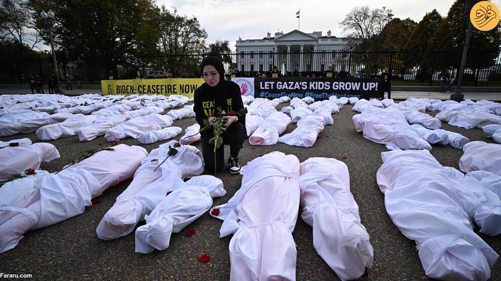(تصاویر) ده‌ها جسد کفن‌پوش مقابل کاخ سفید به یاد قربانیان غزه