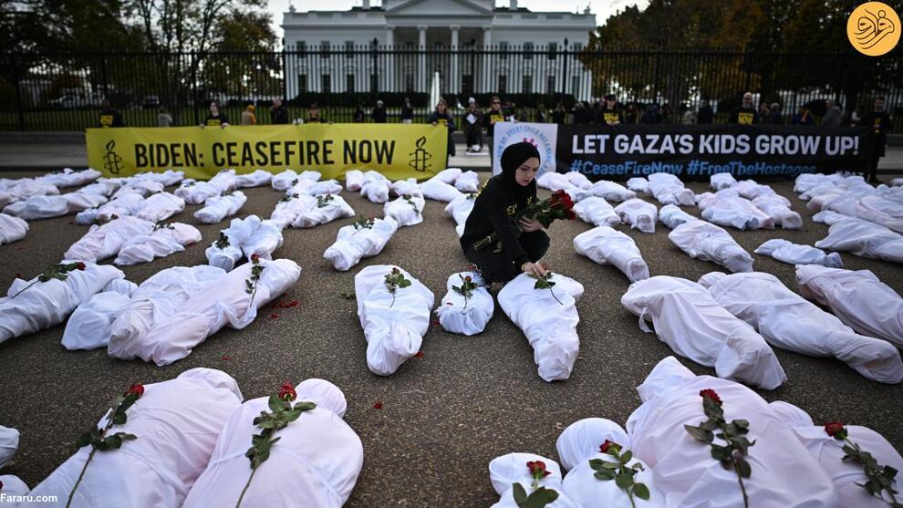 (تصاویر) ده‌ها جسد کفن‌پوش مقابل کاخ سفید به یاد قربانیان غزه
