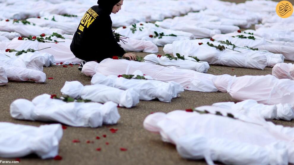 (تصاویر) ده‌ها جسد کفن‌پوش مقابل کاخ سفید به یاد قربانیان غزه