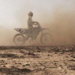 ببینید | برگزاری مسابقات موتور کراس وسط طوفان در اندونزی