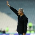 ببینید / جنب و جوش یحیی گل‌محمدی در کنار زمین!
