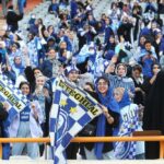 ویدیو / حضور بانوی ۷۷ ساله در ورزشگاه آزادی برای اولین بار