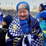 ببینید / مادربزرگ استقلالی که سوژه دربی شد: با باخت استقلال گریه می‌کنم