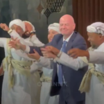 ببینید / رقص رئیس فیفا در اجرای رقص محلی سعودی