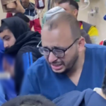 ببینید / گریه پزشک فلسطینی در پی کشته شدن اعضای خانواده اش