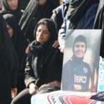 ببینید / تصاویری غم‌انگیز از پدر و مادر ملیکا محمدی در ورزشگاه آزادی