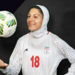 ببینید / حضور عادل فردوسی پور در مراسم تشییع پیکر ملیکا محمدی در ورزشگاه آزادی