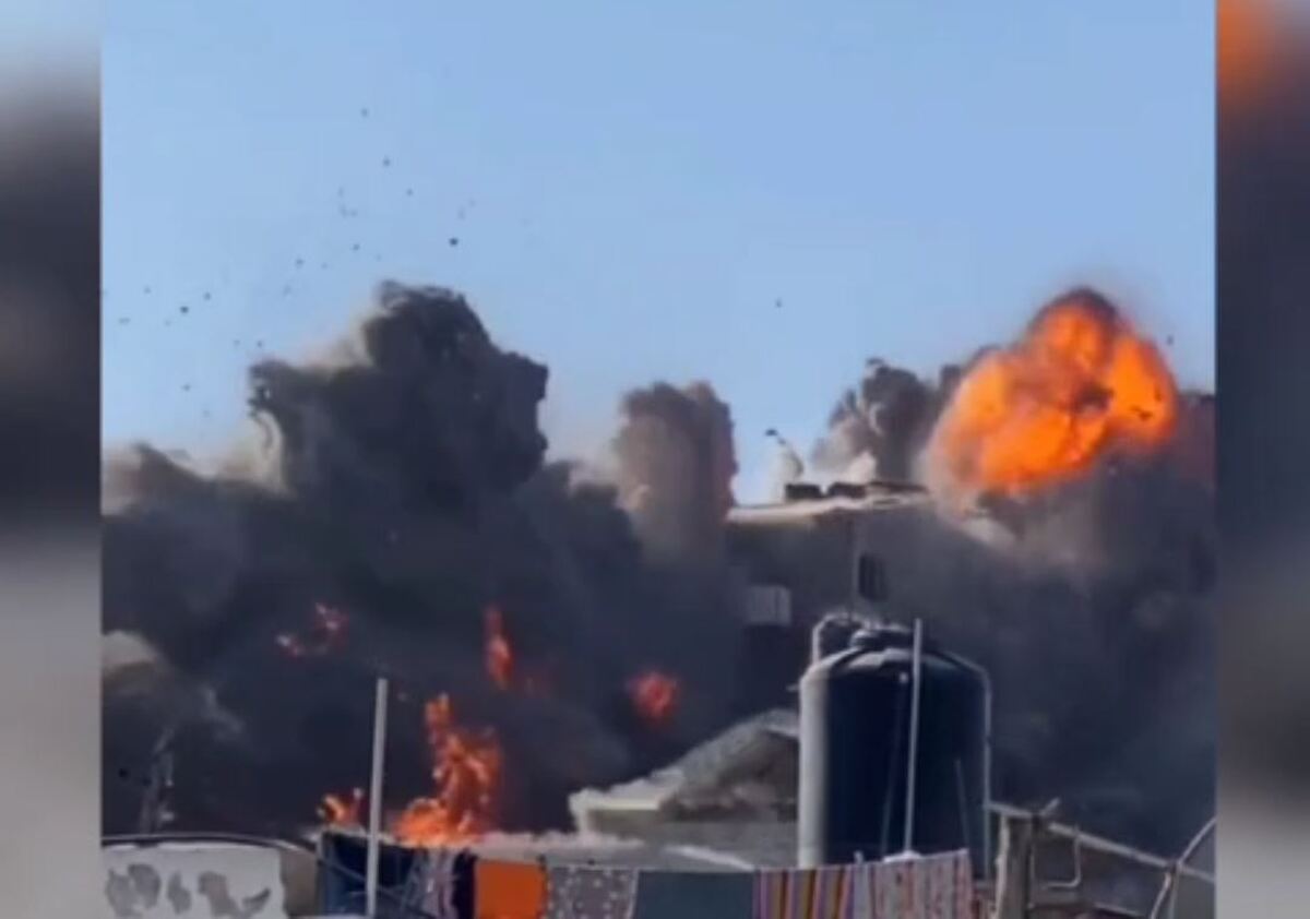 لحظه اصابت موشک صهیونیست‌ها به خانه‌ای در غزه (فیلم)