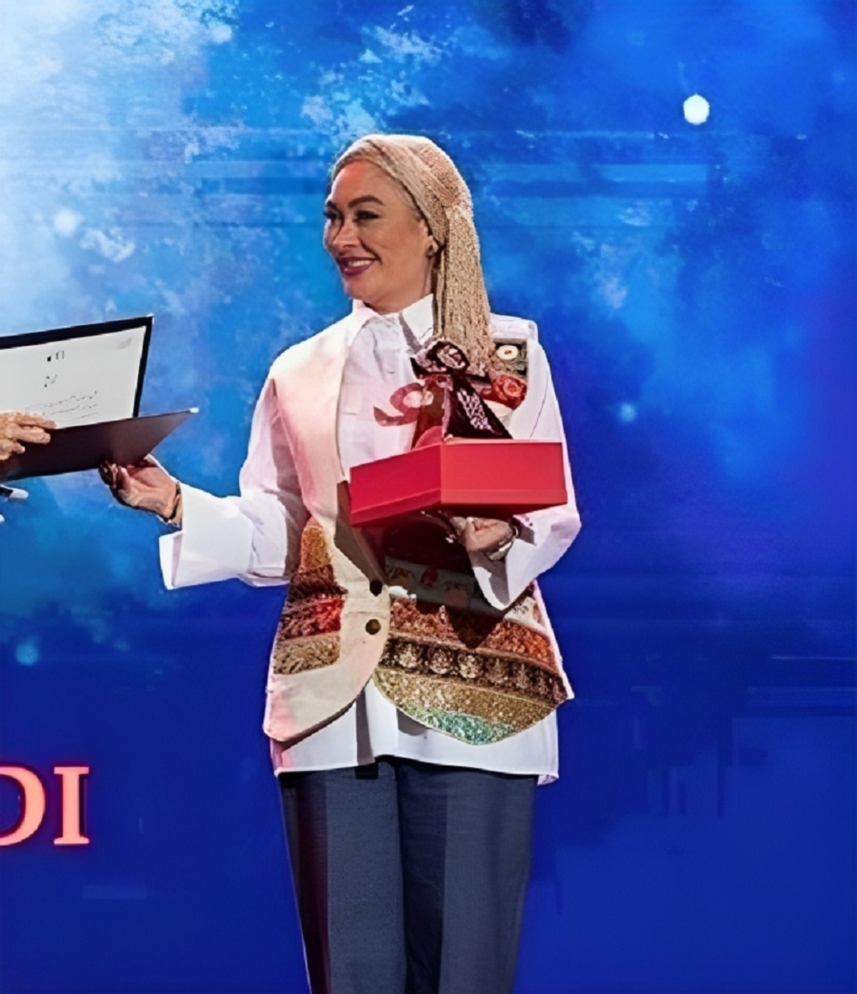 استایل الهام حمیدی را حین دریافت جایزه از این جشنواره تونس (فیلم)