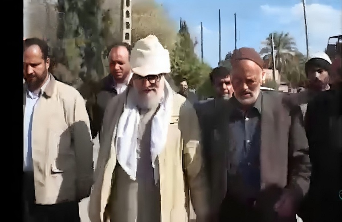 حضور خاص رهبر انقلاب با لباس مبدل در بین مردم (فیلم)