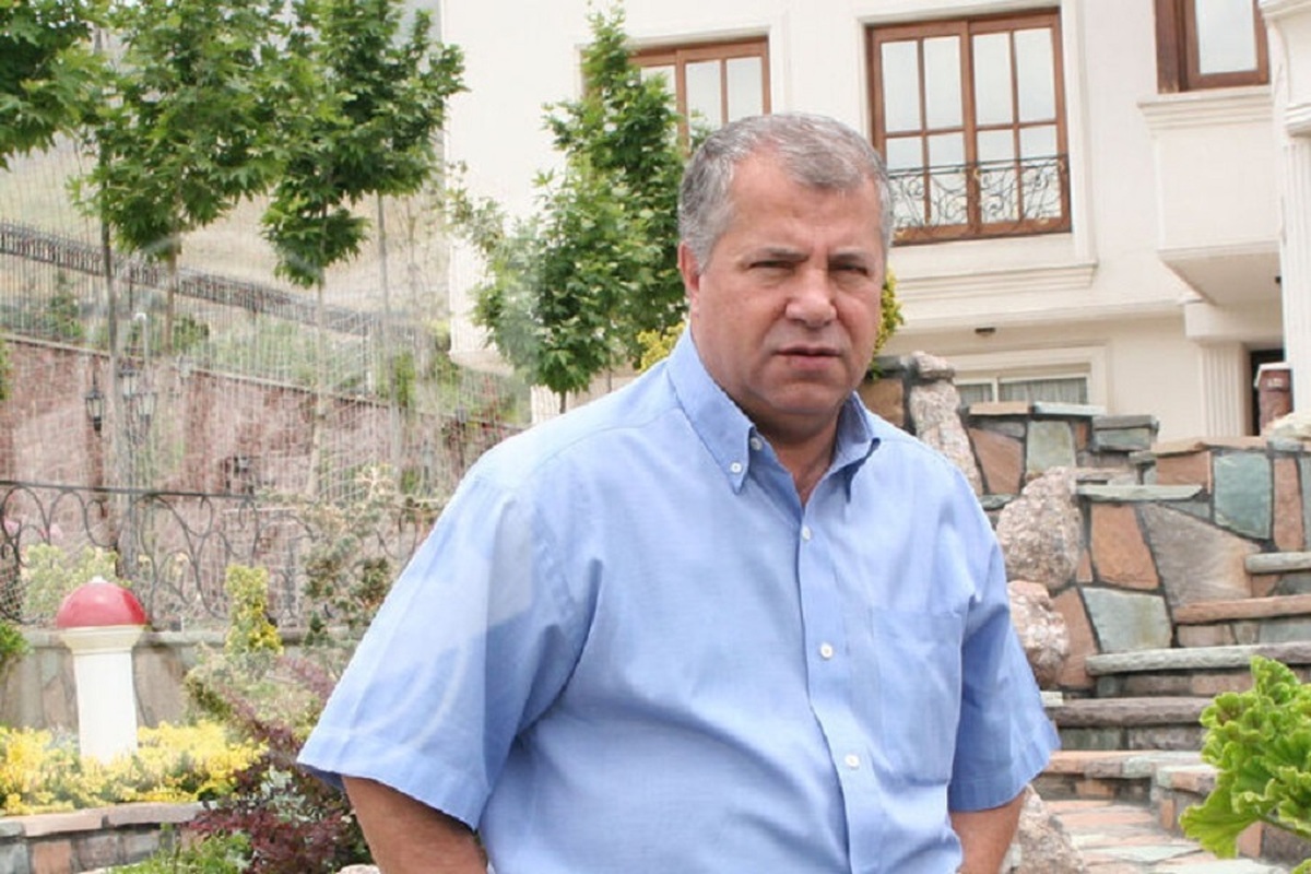 تقلید بامزه صدای «علی پروین» توسط بازیکن اسبق استقلال (فیلم)